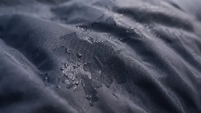 Detailaufnahme einer Pferdedecke mit sichtbarer Verschmutzung